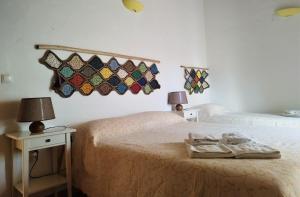 圣特奥托纽蒙特达乔卡乡村民宿的一间卧室设有两张床和两张带台灯的桌子。