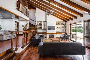 维拉摩拉Home Out Vila do Lince - 8 Bedrooms, Heated Pool & Gym - Marina Vilamoura的客厅配有沙发和桌子