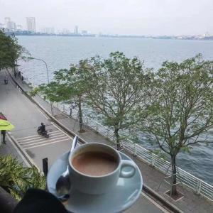胡志明市H1 Passion的一杯咖啡在水边的桌子上