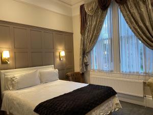 巴斯普尔特尼之家旅馆的一间卧室设有一张床和一个大窗户