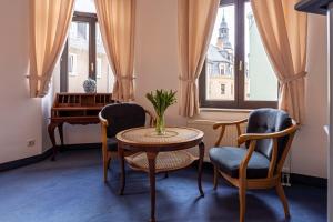 克里米乔Hotel Mauritius的配有桌椅和钢琴的房间