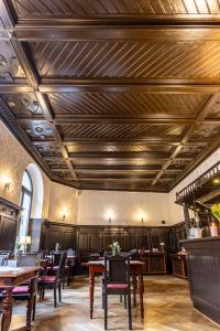 克里米乔Hotel Mauritius的餐厅设有木制天花板和桌椅