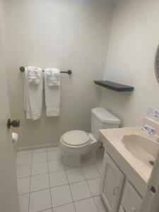 帕诺滩Aloha Condominium On the Intracoastal-Walk to the Beach的白色的浴室设有卫生间和水槽。