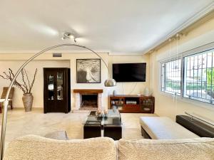 马贝拉El Arenal Townhouse By The Beach With Swimming Pool - EaW Homes的带沙发和电视的客厅