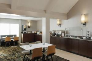 博尔德Residence Inn by Marriott Boulder的厨房以及带桌椅的用餐室。