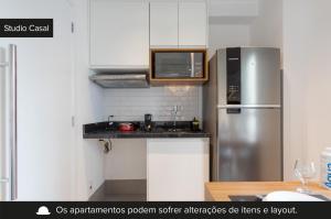 圣保罗Charlie Vila Nova Conceição Jacques Félix的厨房配有白色橱柜和不锈钢冰箱