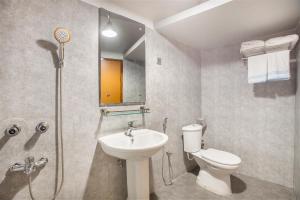 巴纳内拉斯Rahma’s B&B的浴室配有卫生间、盥洗盆和淋浴。
