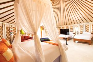 珀尼达岛Nusa Penida Yurt的一间卧室配有一张带蚊帐的床