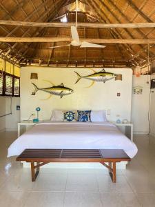 格兰德岛Isla Mulata, Islas del Rosario的卧室配有一张墙上有三只鱼的床