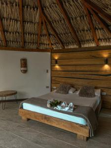 科帕卡瓦纳All Natural Glamping的一间卧室配有一张大床和木制床头板