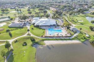 奥兰多Orlando Vacation Apartment 3919的享有带游泳池的度假村的空中景致