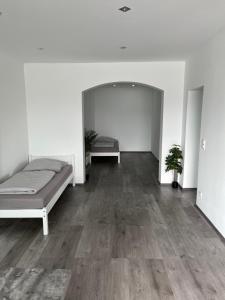 科隆Messewohnung/Ferienwohnung的一个空房间,有床和镜子