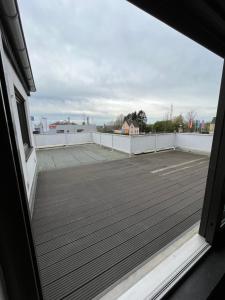 科隆Messewohnung/Ferienwohnung的阳台享有甲板的景致。