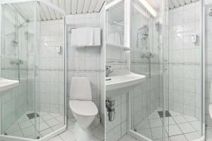 斯塔万格Havly Hotell的白色的浴室设有卫生间和水槽。