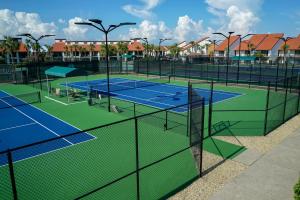 巴拿马城海滩Edgewater Villa 2406的网球场上的网球场