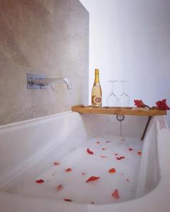 奥迪韦拉什Herdade dos Sepol的浴室配有浴缸,地板上铺有红色叶子。
