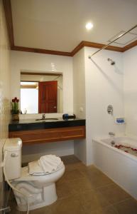 Jiraporn Hill Resort的一间浴室