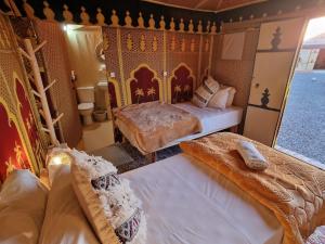 马拉喀什Nkhila Lodge的一间卧室,配有两张床