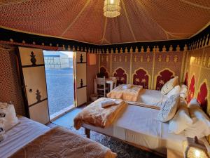 马拉喀什Nkhila Lodge的一间带两张床的卧室,享有海景