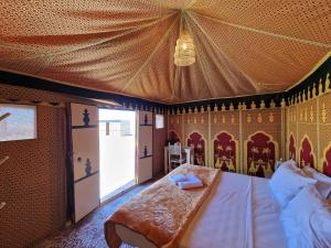 马拉喀什Nkhila Lodge的一间卧室,卧室内配有一张大床