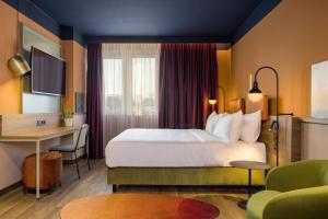 萨尔茨堡Mayburg Salzburg, a Tribute Portfolio Hotel的配有一张床和一张书桌的酒店客房