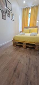 S.Soares Yellow Beato客房内的一张或多张床位