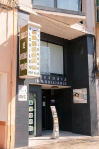 卡斯特利翁-德拉普拉纳多科托克拉勒公寓的建筑前有标志的商店