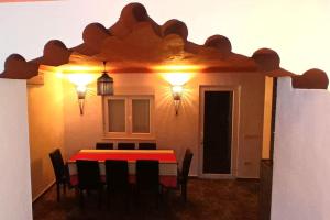 CampinhoAladin Comfort Country House的一间用餐室,配有红色的桌子和椅子