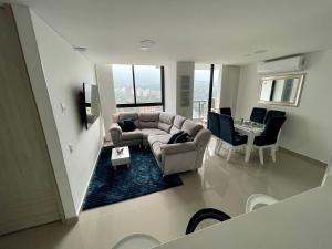 布卡拉曼加Moderno y cómodo apartamento en Puerta del Sol的客厅配有沙发和桌子