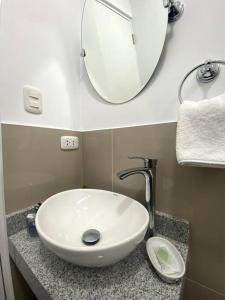 [B Home] Lively 3BR at Barranco的一间浴室