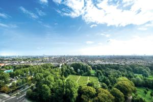 阿姆斯特丹Leonardo Hotel Amsterdam Rembrandtpark的享有树木公园和城市的空中景致