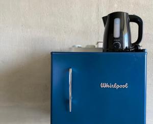 库拉布罗切罗镇Casa Sol的蓝色盒子,上面有咖啡壶