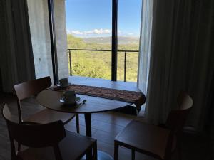 库拉布罗切罗镇Casa Sol的客房设有桌子和大窗户。