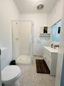 查斯顿Central Located 4BR Home with Rumpus & King Bed in the Heart of Melbourne的带淋浴、卫生间和盥洗盆的浴室