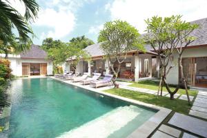 塞米亚克巴厘阿斯里巴图贝里别墅酒店的一座房子后院的游泳池