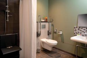 阿姆斯特丹Leonardo Royal Hotel Amsterdam的浴室配有卫生间、盥洗盆和淋浴。