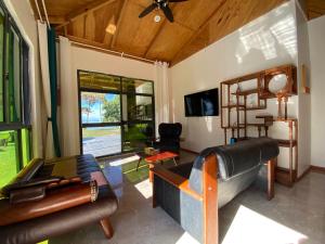 Sigatokacoral coast FIJI的客厅配有沙发和桌子