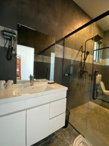 Sigatokacoral coast FIJI的浴室配有白色水槽和淋浴。