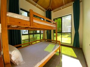 Sigatokacoral coast FIJI的一间卧室设有两张双层床和一扇窗户。