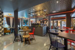 阿姆斯特丹Leonardo Boutique Museumhotel的一间带桌椅的餐厅和一间酒吧