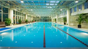 北京北京希尔顿逸林酒店的蓝色海水大型室内游泳池