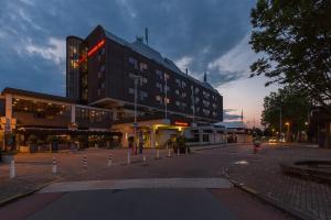 莱利斯塔德Leonardo Hotel Lelystad City Center的城市街道上一座大建筑