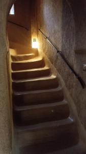凯拉Kasbah ait Moussa的一层有灯的楼梯