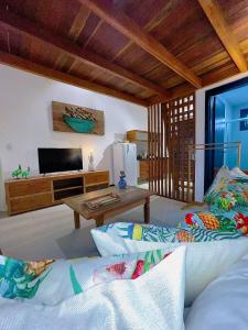 马塔迪圣若昂Estudio Top Praia do Forte的客厅配有沙发和桌子