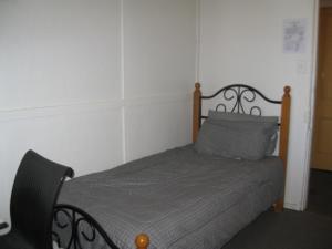 温顿Australian Hotel Winton Budget Hotel Accommodation的卧室配有带灰色棉被的床