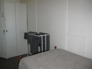 温顿Australian Hotel Winton Budget Hotel Accommodation的一间卧室配有一张床和一台电视。