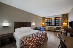 MerrickGateway Inn的酒店客房设有床和客厅。