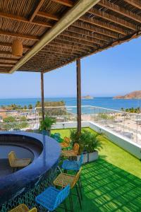 圣玛尔塔HOTEL KARAYA DIVE RESORT的一个带椅子的庭院、一个游泳池和海滩
