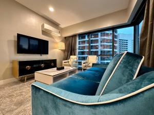 吉隆坡The Platinum 2 Kuala Lumpur by HOLMA的客厅设有蓝色的沙发和大窗户