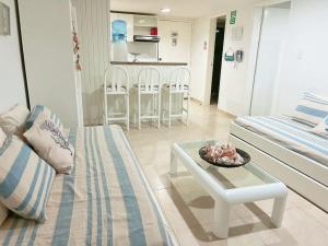 圣安德烈斯Espectaculares Aptos Hansa Coral San Andres Islas的客厅配有沙发和桌子